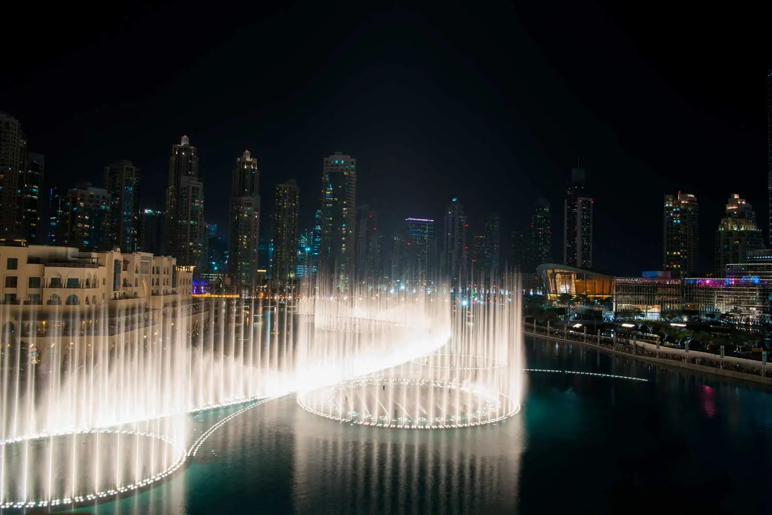 Spectacle des fontaines de Dubaï illuminé de mille couleurs au lac Burj Khalifa