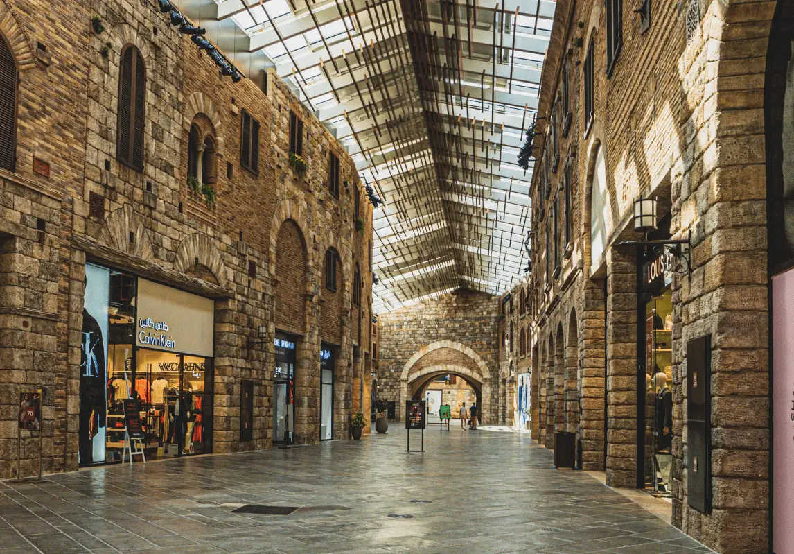 Le Dubai Outlet Village, centre commercial italien à Dubaï avec des réductions sur des marques de luxe.