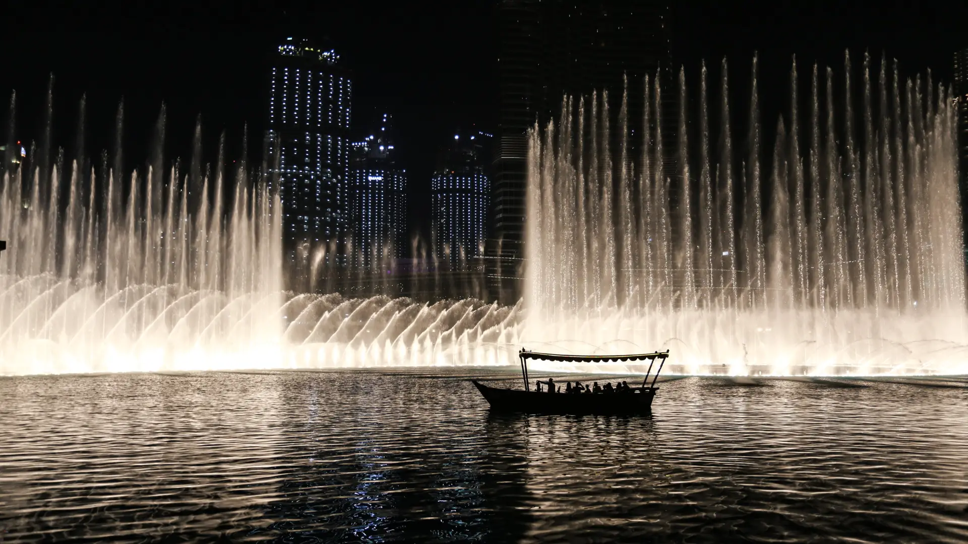 Découvrez Downtown Dubai avec ses attractions emblématiques comme le Burj Khalifa et Dubai Mall.