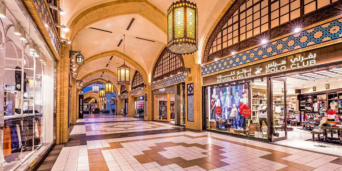 Vue intérieure de l'Ibn Battuta Mall avec ses décorations inspirées des voyages d'Ibn Battuta.