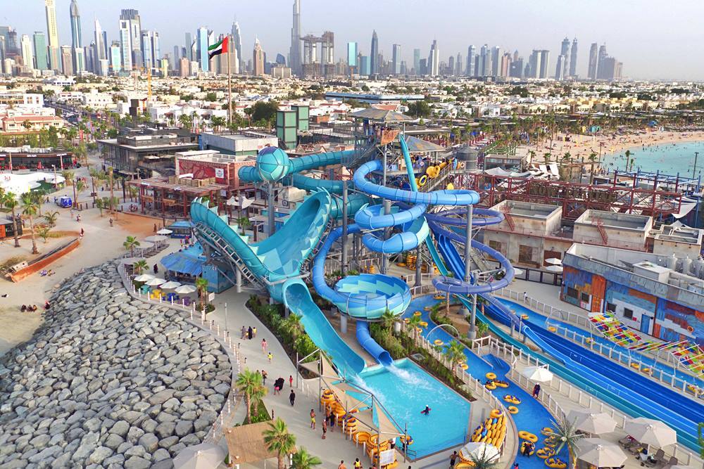 Vue aérienne du Laguna Waterpark à Dubaï, situé sur la plage de La Mer.