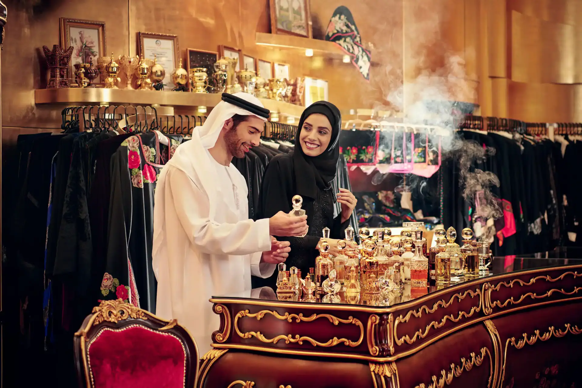 perfume souk Dubai, un marché de parfums traditionnels au charme envoûtant.