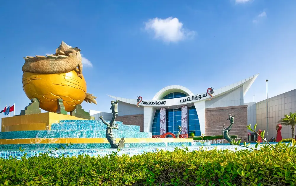 Vue intérieure de Dragon Mart à Dubaï avec ses boutiques variées.