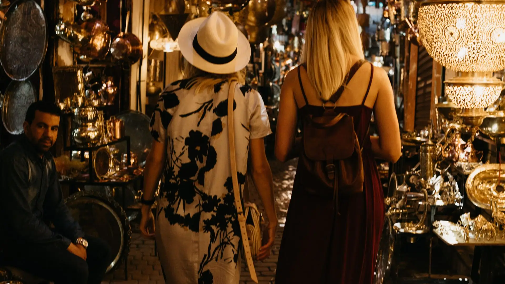 Souks colorés de Deira Dubai avec des parfums artisanaux et des abayas élégantes.