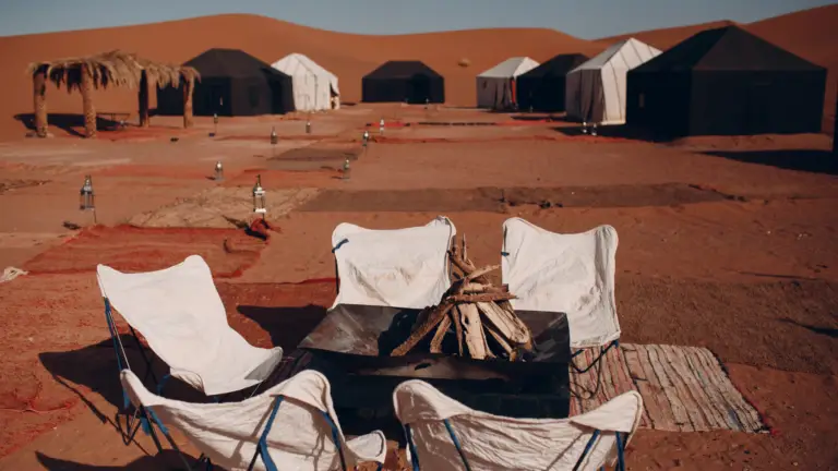 Une vue spectaculaire des meilleures expériences de camping dans le désert de Dubaï, au coucher de soleil.