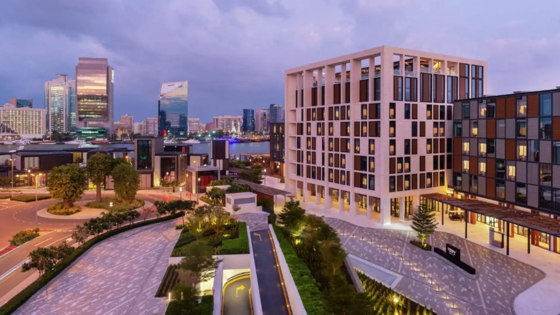 Hampton by Hilton Dubai Al Seef, hôtel moderne et confortable à Dubaï avec piscine, chambres équipées, et services de qualité.