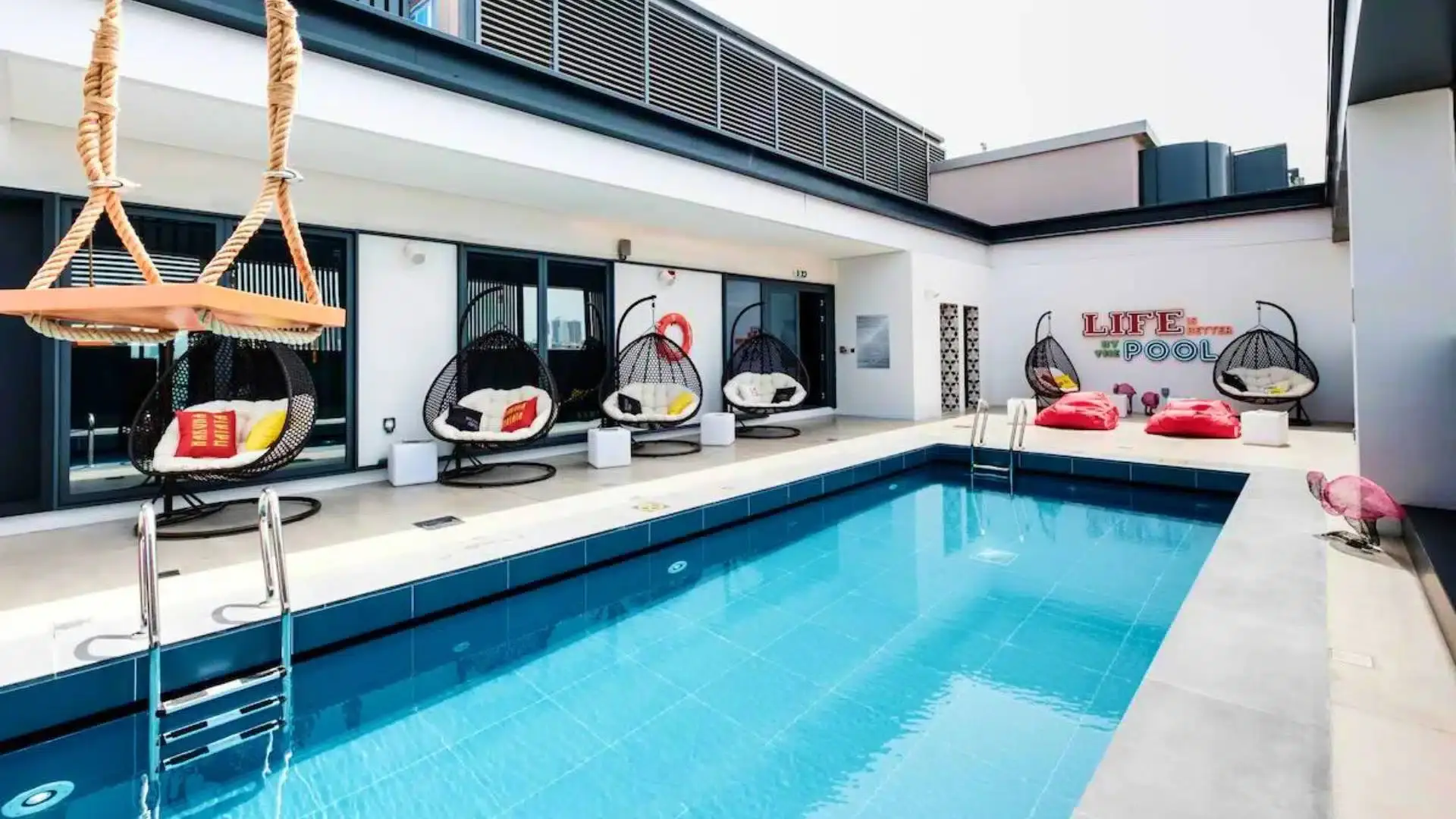 Hampton by Hilton Dubai Al Seef, hôtel moderne et confortable à Dubaï avec piscine, chambres équipées, et services de qualité.