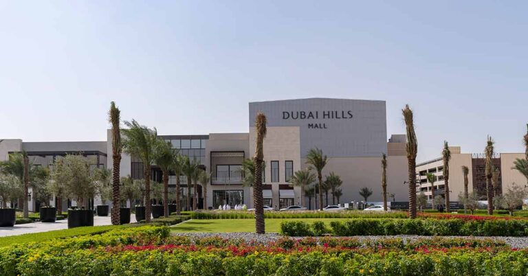 Vue du Dubai Hills Mall, shopping et divertissement à Dubaï